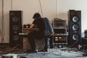 gefen_23233_a_man_fixing_a_Amplifiers_with_a_blank_bright_backg_c5fafeb3-92fb-43c0-a21a-9b0fe1f939ee-2