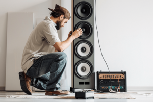 gefen_23233_a_man_fixing_a_speaker_with_a_blank_bright_backgrou_d660c5a9-5c8e-41c1-be77-12c20cd7f0ac-2