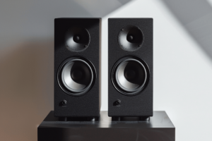 gefen_23233_speakers_with_a_blank_bright_background_ebcd3957-eead-439b-8e70-53e8201f9c42-2